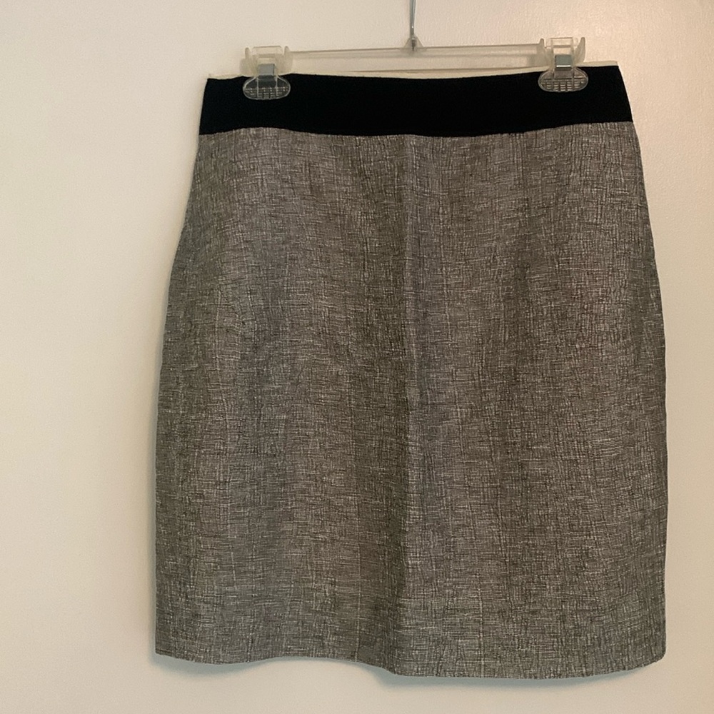 J. Crew casual skirt in lightweight tweed in size 4. Read details!